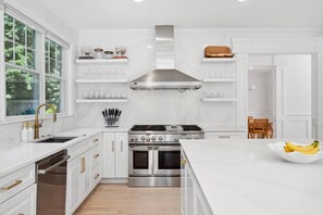 冷蔵庫、電子レンジ、オーブン、コンロ