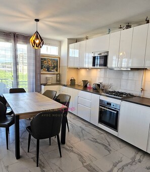 Private kitchen - Appartement de 75m2 Tout à Pied (Saint-Raphaël)