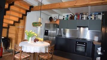 Réfrigérateur, four, lave-vaisselle, tables à manger