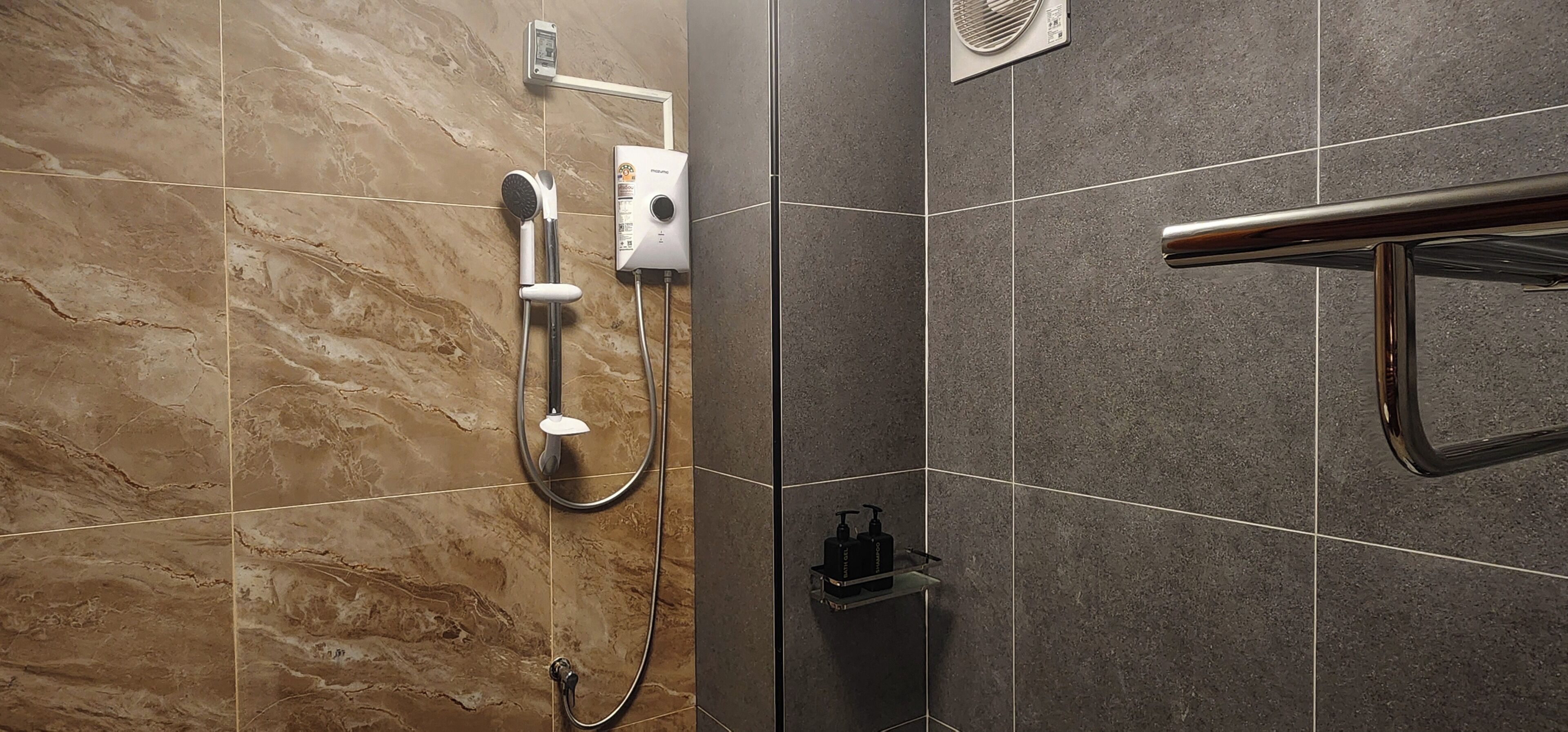 Douche, serviettes fournies, savon, papier toilette