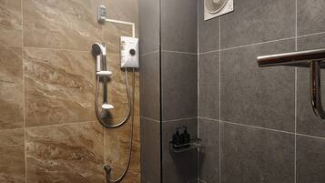 Douche, serviettes fournies, savon, papier toilette