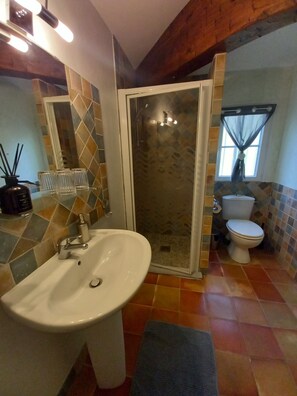 Standard Room, Garden View | Bathroom | Shower, rainfall showerhead, towels, soap