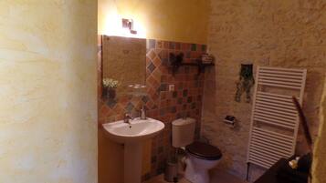 Ein Badezimmer mit Waschbecken, Toilette und Handtuchhalter.