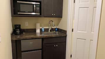 Geladeira, micro-ondas, cafeteira/chaleira