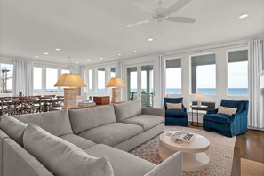 Fernseher, Kamin, Bücher