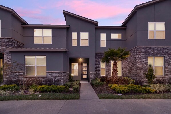 Exterior - Last Minute Disney Getaway! Townhouse with Private Pool. Book Now! #112389 (Orlando)