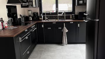 Frigorífico, microondas, horno y placa de cocina