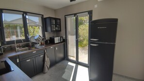 Fridge, microwave, oven, stovetop - House for 12 people Classified 3 stars at the Gîte de France near Lyon (Tignieu-Jameyzieu)