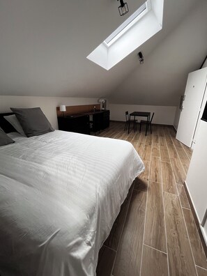 5 bedrooms, desk, iron/ironing board, travel crib - House for 12 people Classified 3 stars at the Gîte de France near Lyon (Tignieu-Jameyzieu)