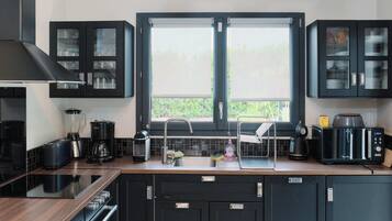 Jääkaappi, mikroaaltouuni, uuni, liesi