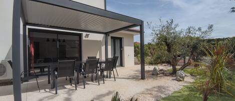 屋外ダイニングエリア