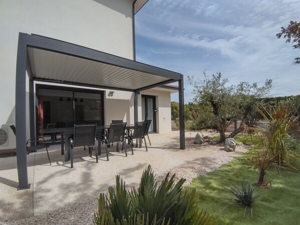 Outdoor dining - House for 12 people Classified 3 stars at the Gîte de France near Lyon (Tignieu-Jameyzieu)