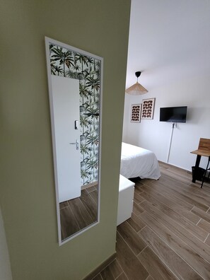 5 Schlafzimmer, Zimmersafe, Schreibtisch, Bügeleisen/Bügelbrett