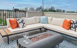 Terrace/patio - Rooftop Movie Oasis: 3bd - Games - Patio (Houston)