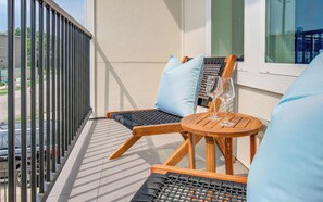 Property grounds - Rooftop Movie Oasis: 3bd - Games - Patio (Houston)