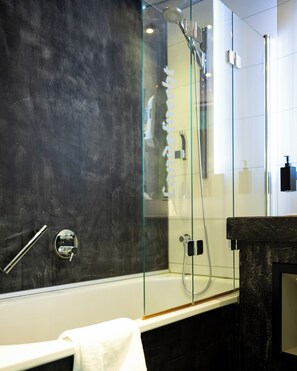 Shower, hair dryer, bathrobes, towels - Wirtshaus & Hotel Landsknecht (Meerbusch)