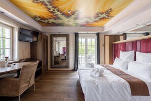 Minibar, in-room safe, individually decorated, desk - Wirtshaus & Hotel Landsknecht (Meerbusch)