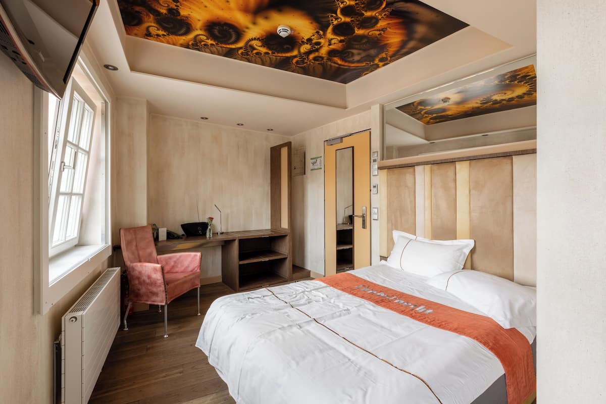 Comfort Single Room, City View | Minibar, in-room safe, individually decorated, desk