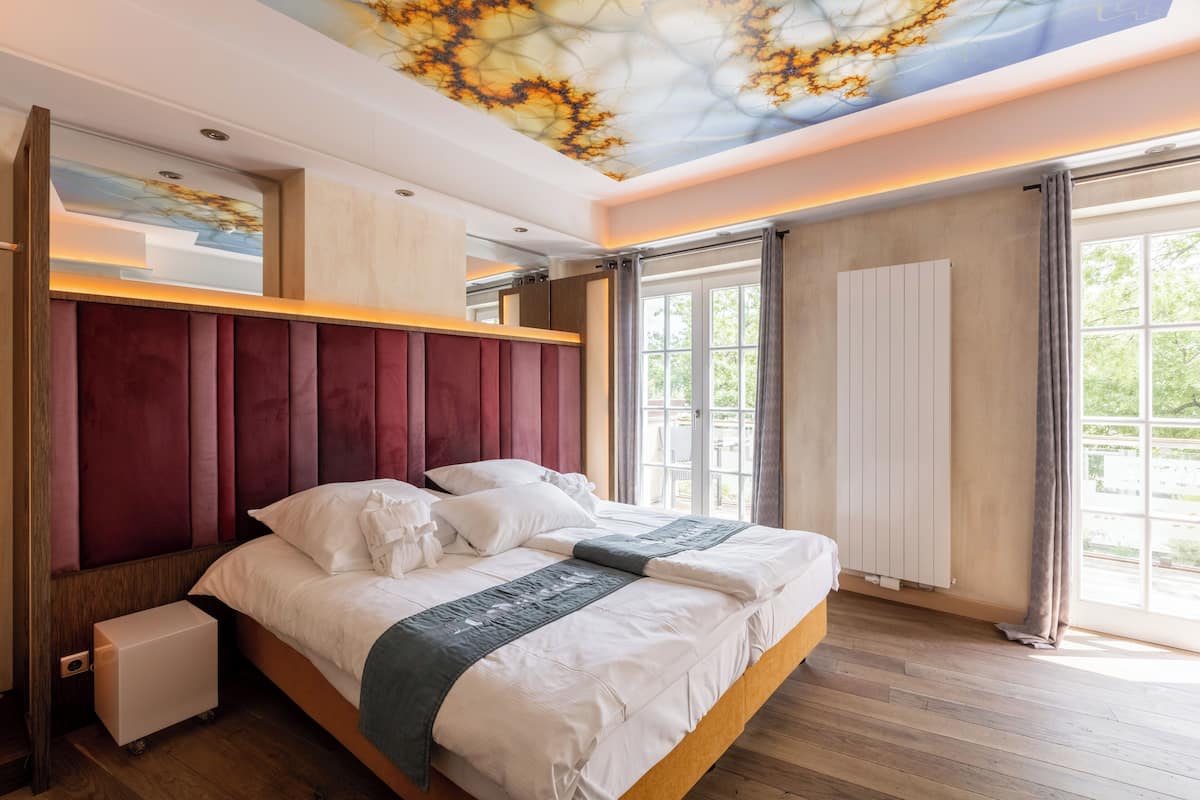 Comfort Double Room | Minibar, in-room safe, individually decorated, desk