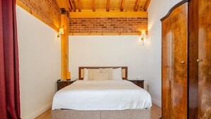 4 bedrooms, in-room safe, desk, iron/ironing board