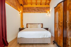 4 Schlafzimmer, Zimmersafe, Schreibtisch, Bügeleisen/Bügelbrett