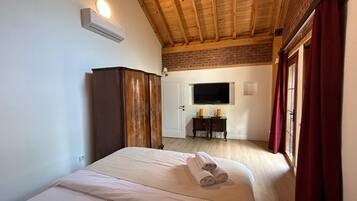 4 Schlafzimmer, Zimmersafe, Schreibtisch, Bügeleisen/Bügelbrett