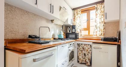 Villa with Private Garden, BBQ, Sauna and Turkish Bath in Balat