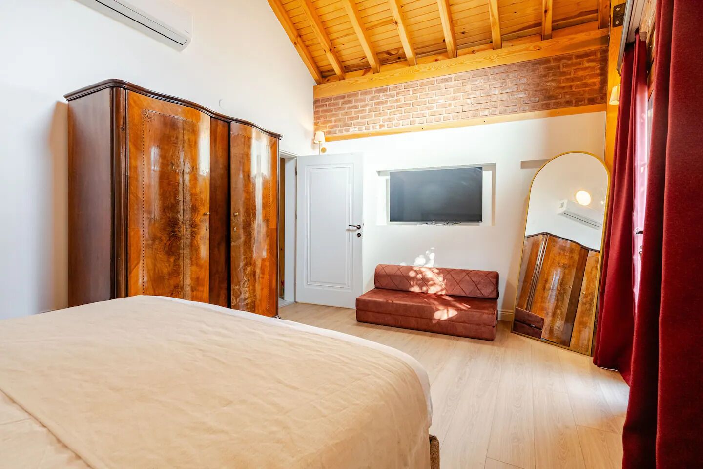 4 habitaciones, caja de seguridad en la habitación y escritorio 