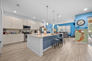 冷蔵庫、電子レンジ、オーブン、コンロ