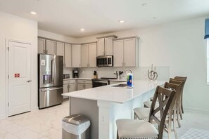 Kylskåp, mikrovågsugn, ugn och spishäll