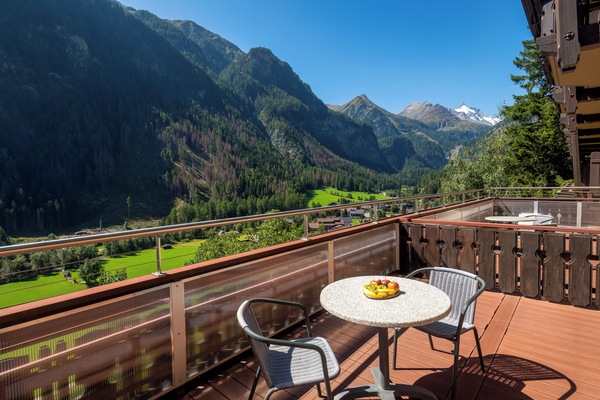 Standard Room, Mountain View | In-room safe, desk, laptop workspace, blackout drapes