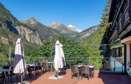 Breakfast served, local and international cuisine, alfresco dining . Landhotel POST