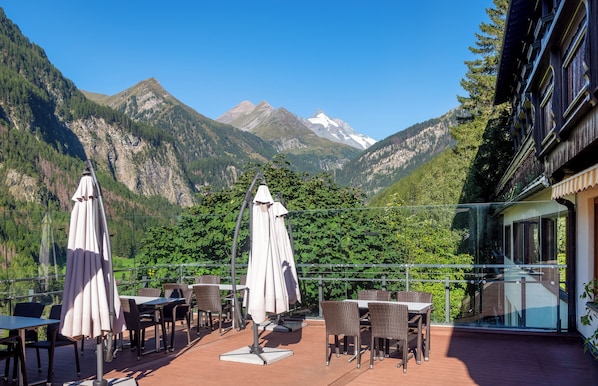 Aamiainen, paikallinen ja kansainvälinen keittiö, ulkoilmaravintola