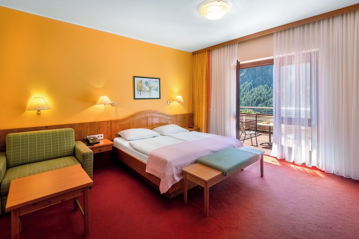 Standard Room, Mountain View | In-room safe, desk, laptop workspace, blackout drapes