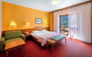 Habitació estàndard, vistes a la muntanya | Caixa forta a l'habitació i escriptori 