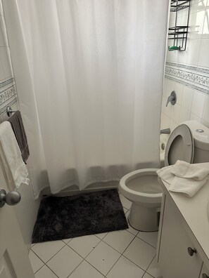 Toalhas de banho, sabonete, shampoo, papel higiênico