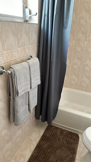 Handtücher, Seife, Shampoo, Toilettenpapier