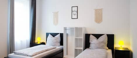 3 habitaciones, tabla de planchar con plancha y cuna de viaje