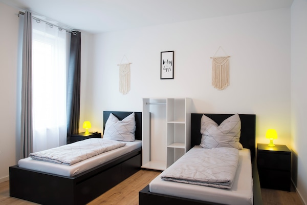 3 habitaciones, tabla de planchar con plancha y cuna de viaje