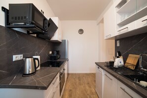 Fridge, microwave, oven, stovetop - Schöne Groß Ferienwohnung 78m² Ideal für Familie 3 Schlafzimmer Zentrumnah 1.og (Erfurt)