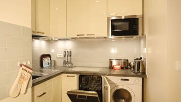 Fridge, microwave, stovetop, dishwasher