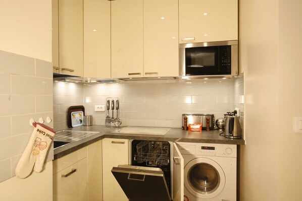 Réfrigérateur, micro-ondes, plaque de cuisson, lave-vaisselle