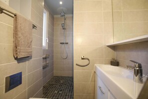 Douche, séchoir à cheveux, serviettes fournies, savon