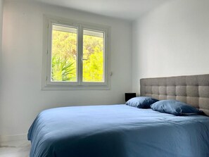 3 slaapkamers, een strijkplank/strijkijzer, gratis wifi, beddengoed