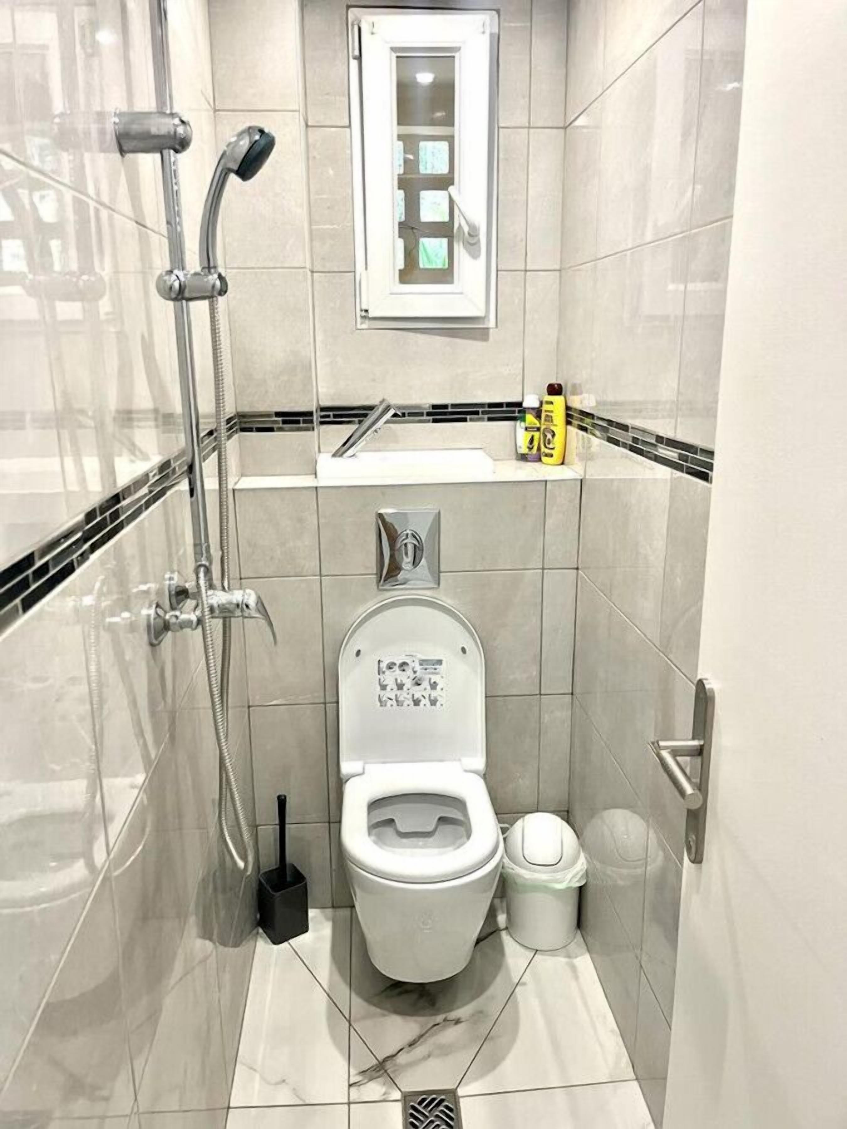 Une petite salle de bain comprenant des toilettes, un bidet et une douche.