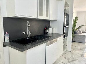 Køleskab, mikrobølgeovn, opvaskemaskine, spisebord