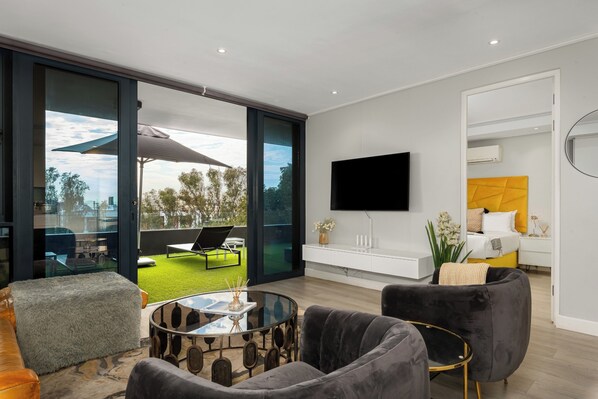 1 bedroom, in-room safe, iron/ironing board, Internet - Modern & Trendy One Bedroom in Green Point (Cape Town)