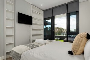 1 bedroom, in-room safe, iron/ironing board, Internet - Modern & Trendy One Bedroom in Green Point (Cape Town)