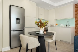Jääkaappi, mikroaaltouuni, uuni, liesi