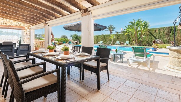 An outdoor patio with a pool, wicker furniture, and a stone wall. - Holidays in Portocolom at Finca Casa Toni Diaz (Felanitx)
